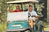 Joop Klinkenberg en Raymond Bernard verplaatsten zich ook met een golfcaddy