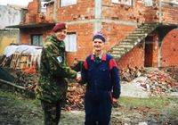 Plaatselijke bevolking, Sisava, Bosnie 99, blij met ondersteuning