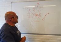 Maurice s schetst tijdens het interview de situatie van en rondom de compound in Potocari.